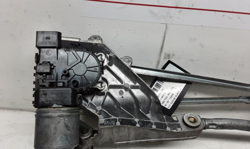 SCHEIBENWISCHERMOTOR VORNE