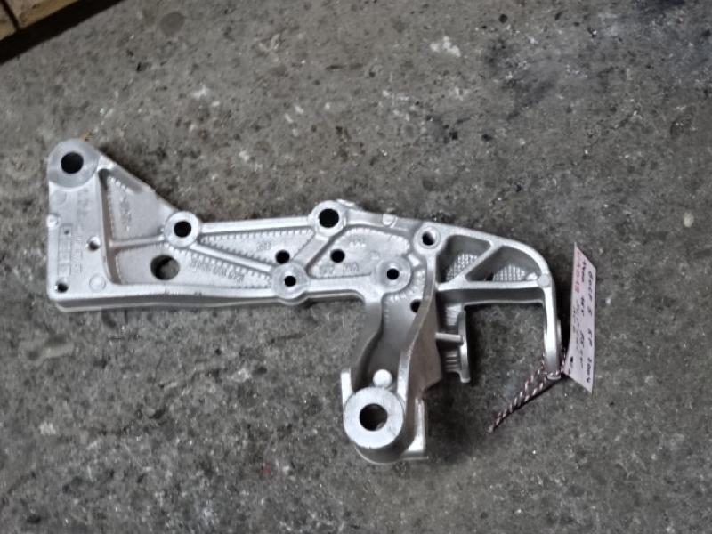 SUPPORT-TRIANGLE AVANT DROIT Vw GOLF V 11/03 - 08