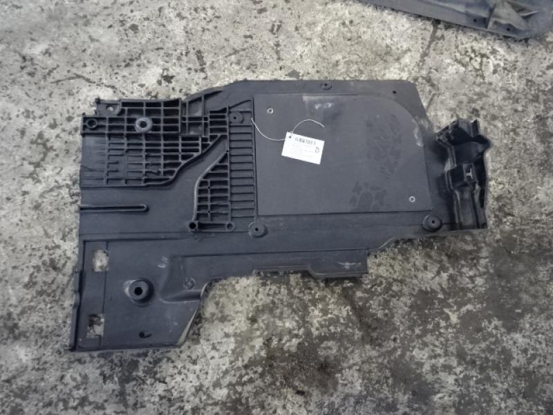PLASTIEKE BESCHERMPLAAT ONDER AUTO LINKS Vw GOLF VII 1/17 - 2/20 FaceLift