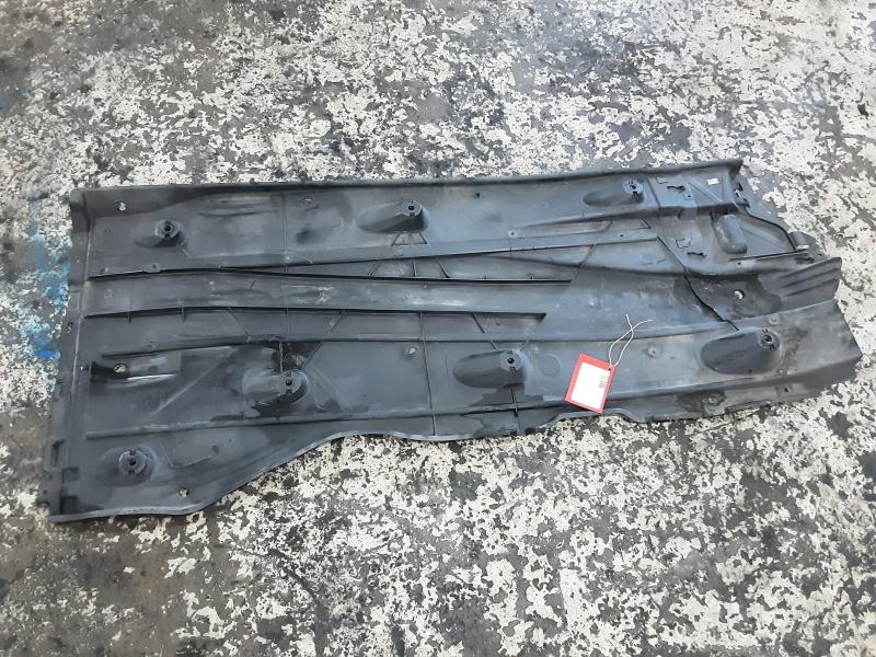 PLASTIEKE BESCHERMPLAAT ONDER AUTO LINKS Vw GOLF VII 1/17 - 2/20 FaceLift