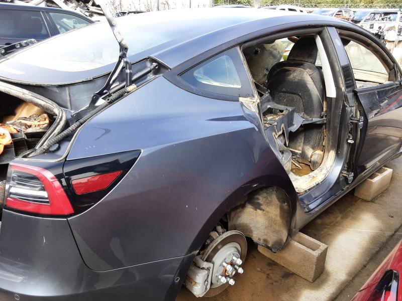 RECHTER HECKFLÜGEL Tesla MODEL 3 1/17+